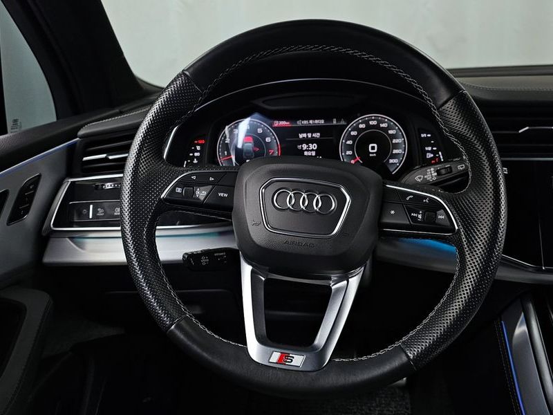 2021 Audi Q7 55 TFSI Quattro Premium photo 13