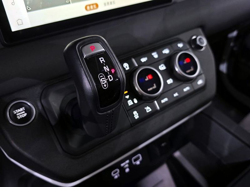 2020 Land Rover Defender 110 D240 SE photo 9