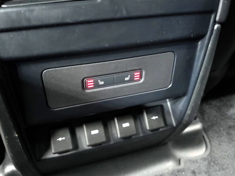 2020 Land Rover Defender 110 D240 SE photo 17