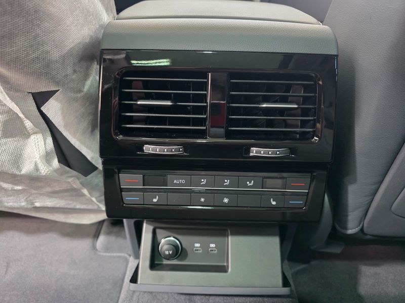 2026 Volkswagen Touareg 3.0 TDI Prestige photo 8