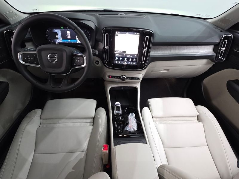 2026 Volvo XC40 B4 Ultra Dark photo 7