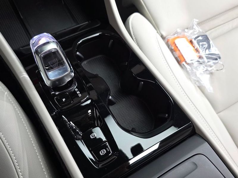 2026 Volvo XC40 B4 Ultra Dark photo 9