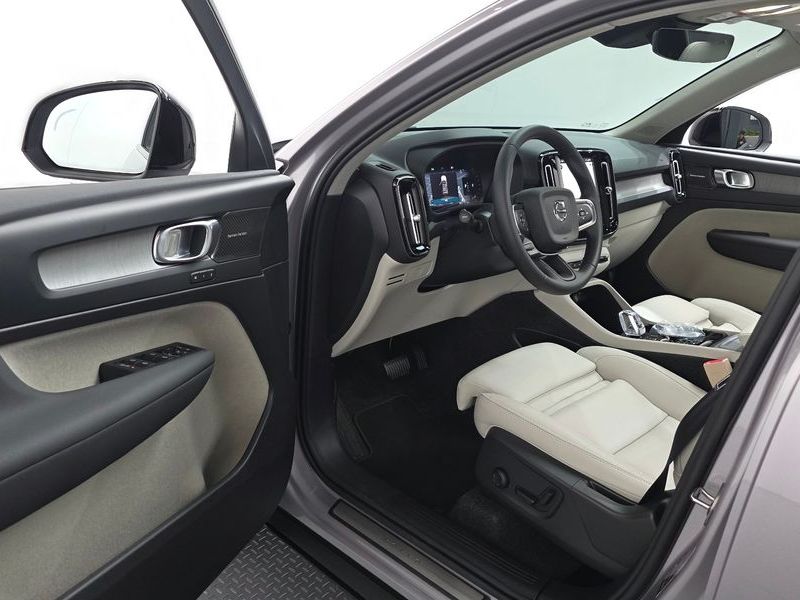 2026 Volvo XC40 B4 Ultra Dark photo 10