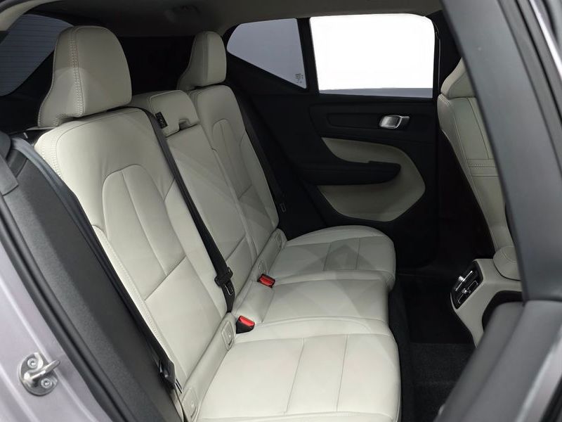 2026 Volvo XC40 B4 Ultra Dark photo 11