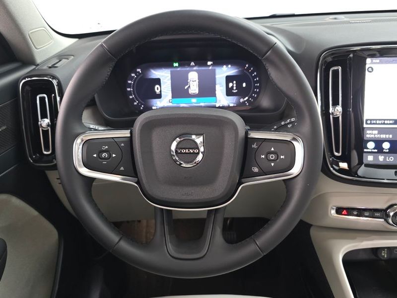 2026 Volvo XC40 B4 Ultra Dark photo 12