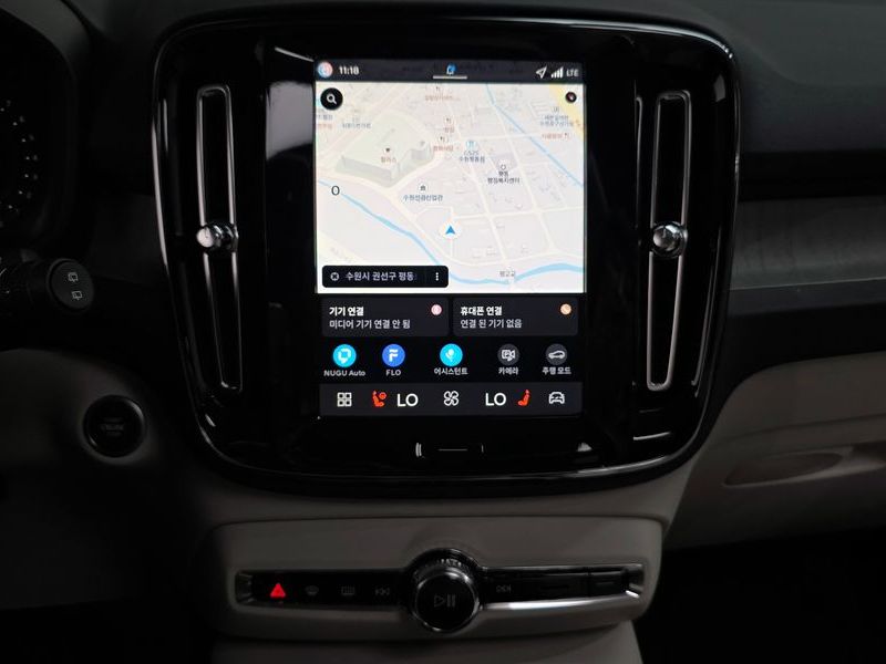 2026 Volvo XC40 B4 Ultra Dark photo 14