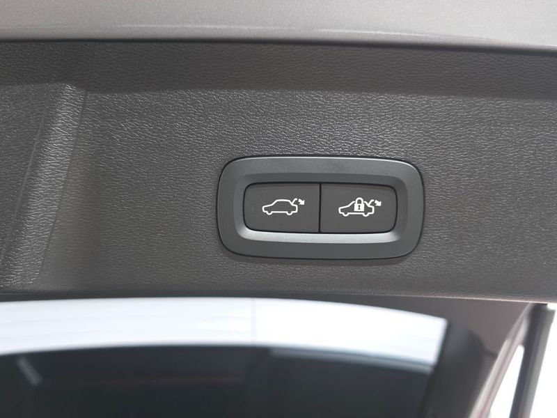 2026 Volvo XC40 B4 Ultra Dark photo 20