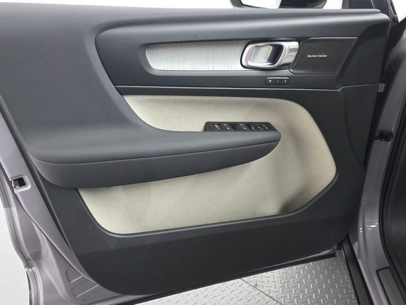 2026 Volvo XC40 B4 Ultra Dark photo 24