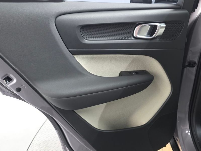 2026 Volvo XC40 B4 Ultra Dark photo 25