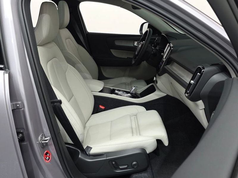 2026 Volvo XC40 B4 Ultra Dark photo 26