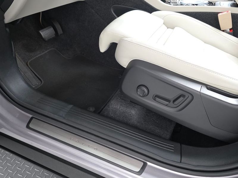 2026 Volvo XC40 B4 Ultra Dark photo 30