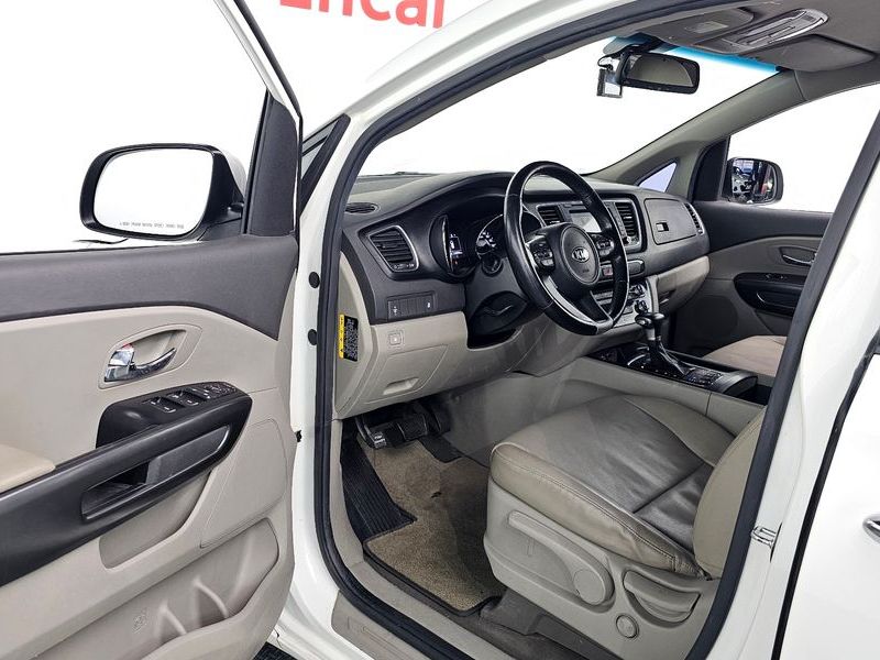 2017 Kia Carnival 9-seater Luxury photo 12