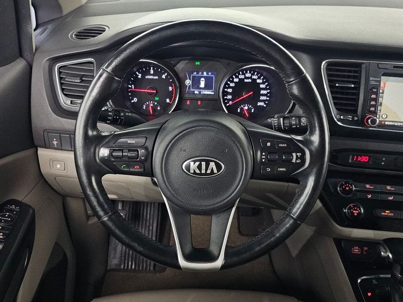 2017 Kia Carnival 9-seater Luxury photo 13