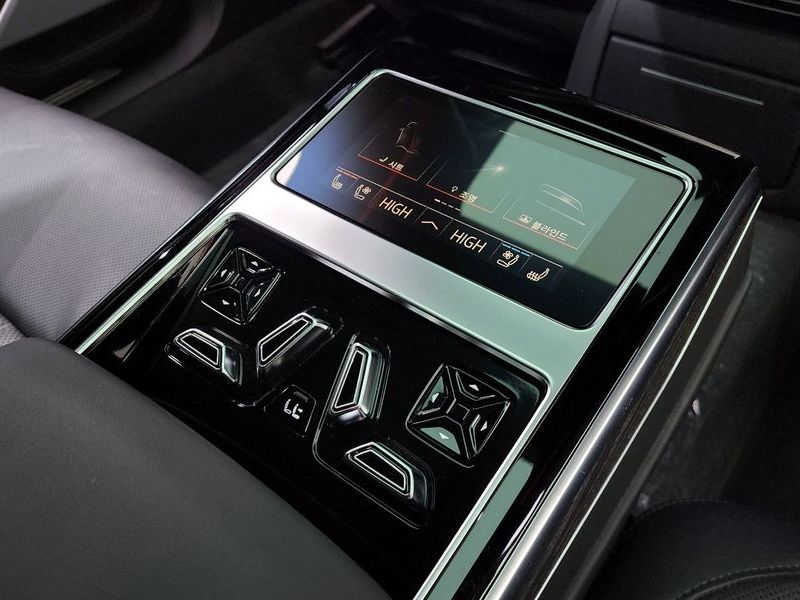 2022 Audi A8 55 TFSI Quattro Premium LWB photo 19
