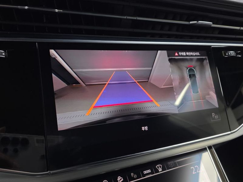 2021 Audi Q8 55 TFSI Quattro Premium photo 15