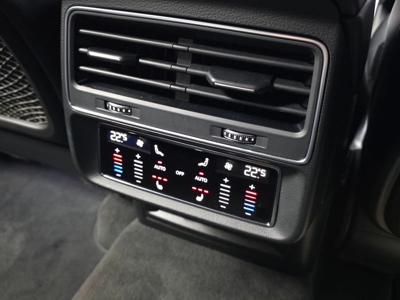 2021 Audi Q8 55 TFSI Quattro Premium photo 18