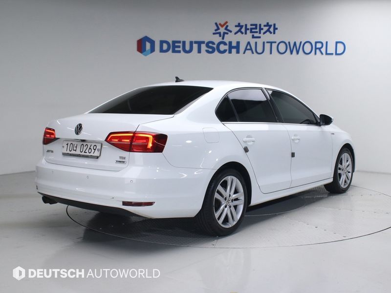 2015 Volkswagen Jetta 2.0 TDI BlueMotion Premium 6th photo 2