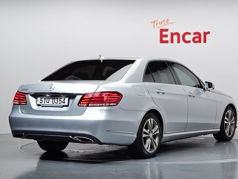 2016 Mercedes-Benz E-Class E200 Avantgarde photo 2