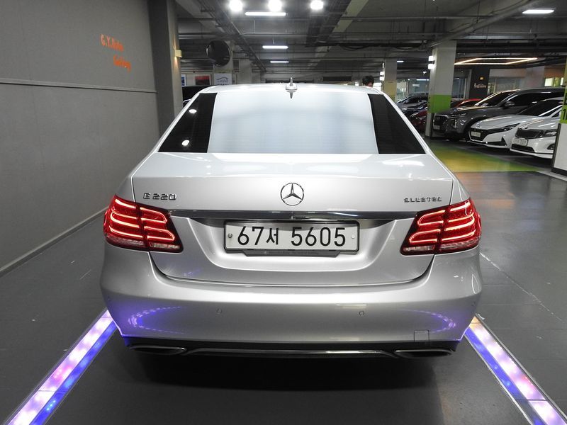 2016 Mercedes-Benz E-Class E220 Bluetec Avantgarde photo 4