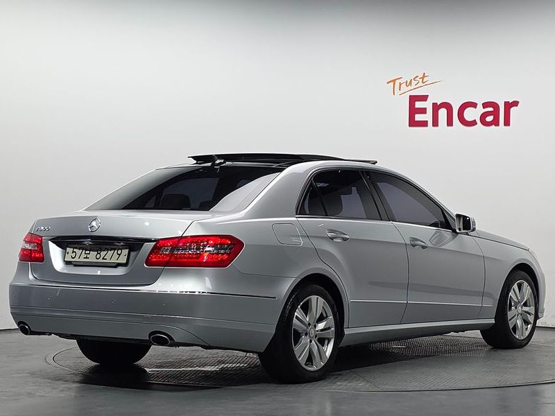 2013 Mercedes-Benz E-Class E300 Elegance photo 2
