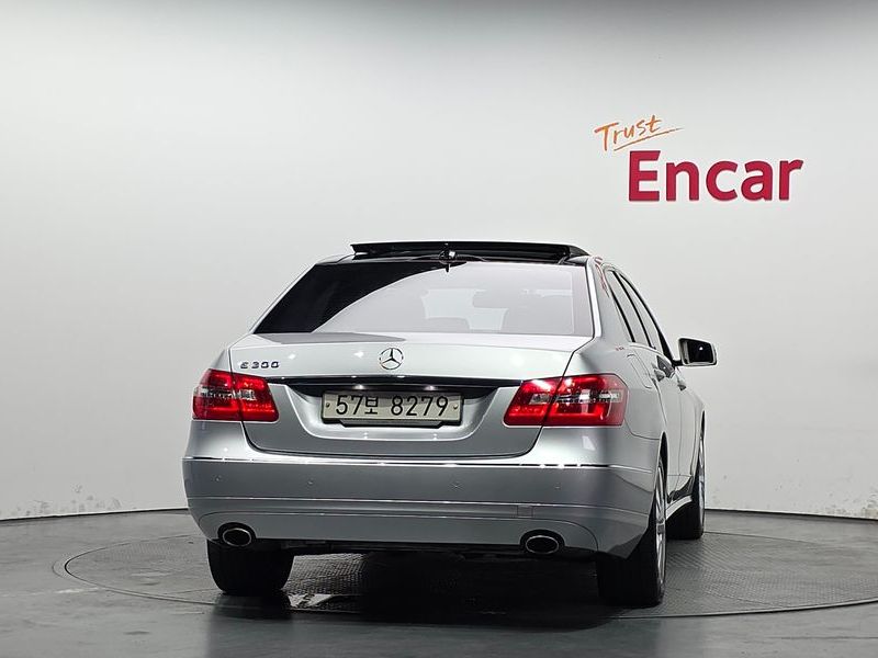 2013 Mercedes-Benz E-Class E300 Elegance photo 4