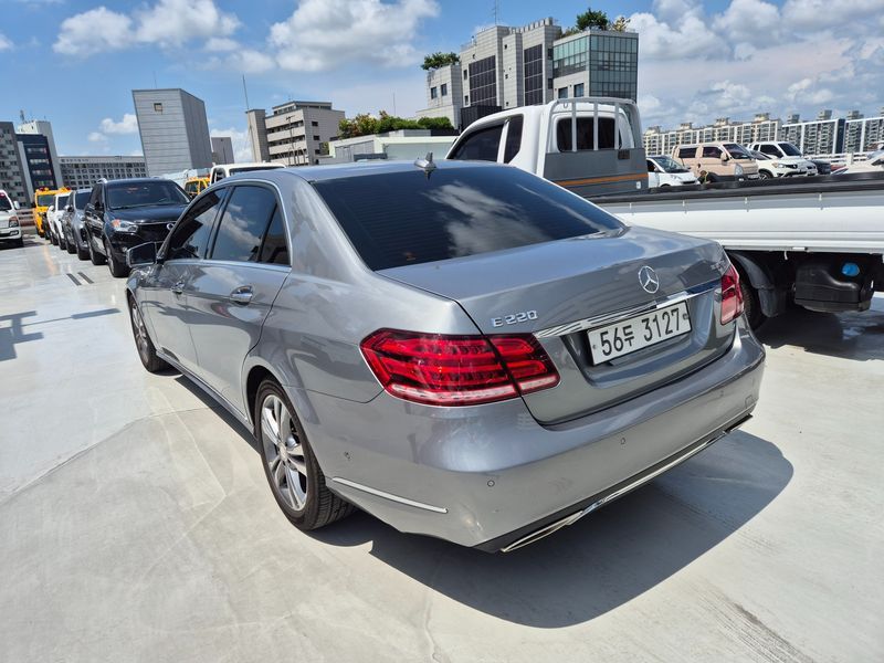 2015 Mercedes-Benz E-Class E220 Bluetec Avantgarde photo 2