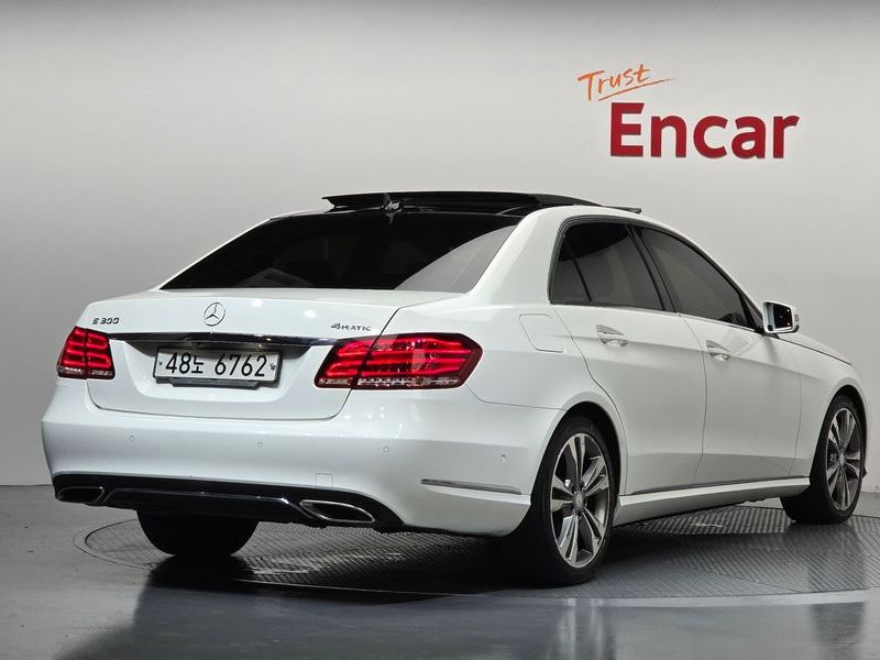 2016 Mercedes-Benz E-Class E300 4MATIC Avantgarde photo 2
