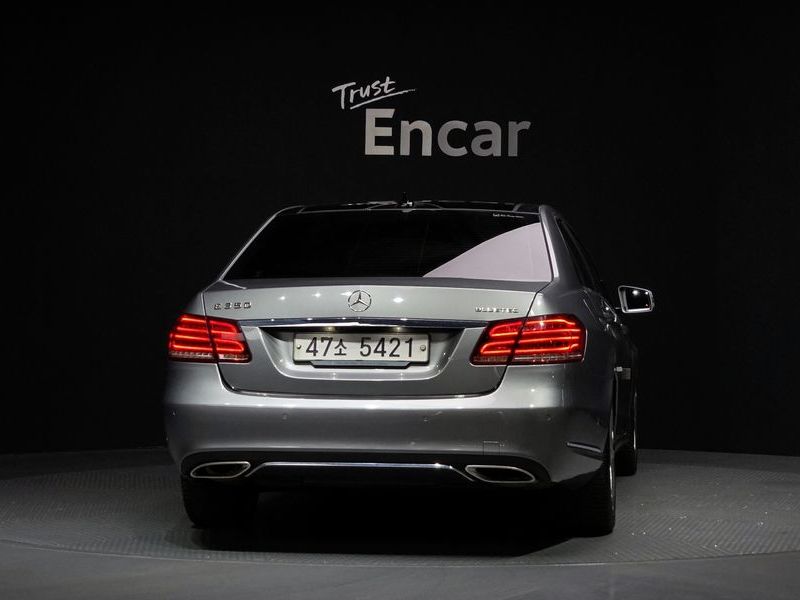 2015 Mercedes-Benz E-Class E250 BlueTec 4MATIC AV photo 4