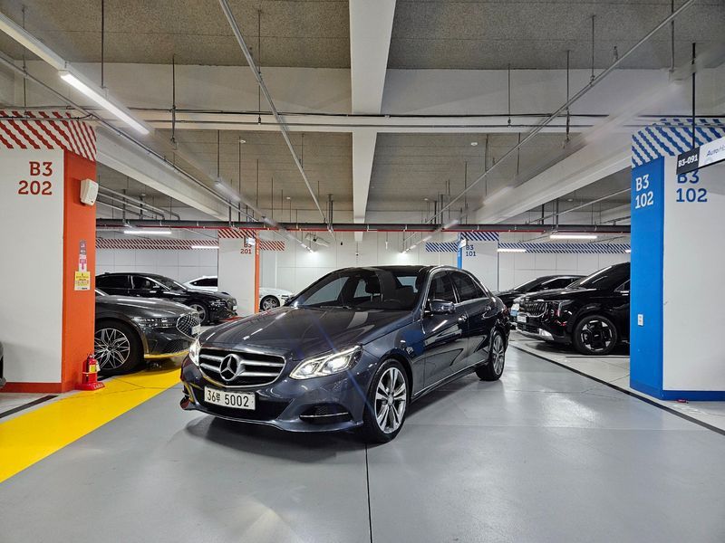 2016 Mercedes-Benz E-Class E300 4MATIC Avantgarde photo 3