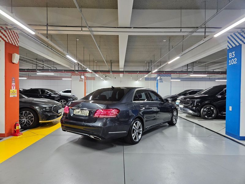 2016 Mercedes-Benz E-Class E300 4MATIC Avantgarde photo 4