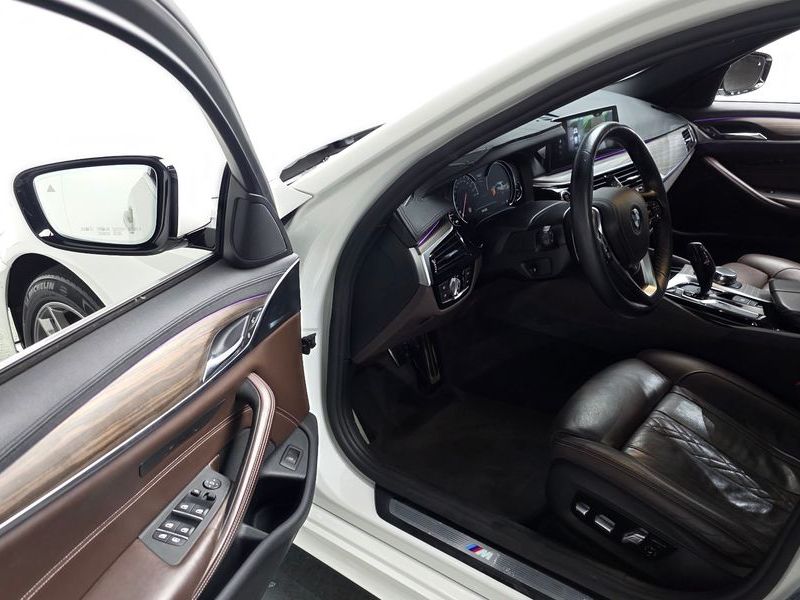 2018 BMW 5 Series 530i M Sport Package Plus photo 11