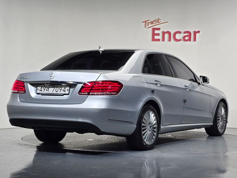 2014 Mercedes-Benz E-Class E300 Elegance photo 2