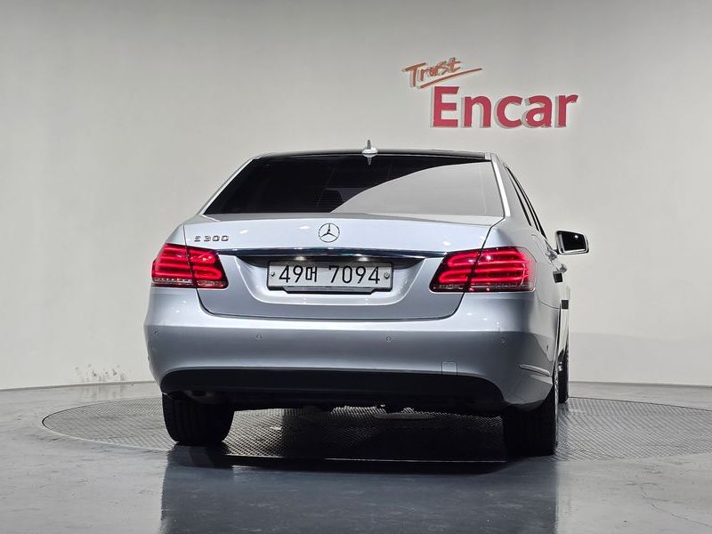 2014 Mercedes-Benz E-Class E300 Elegance photo 4