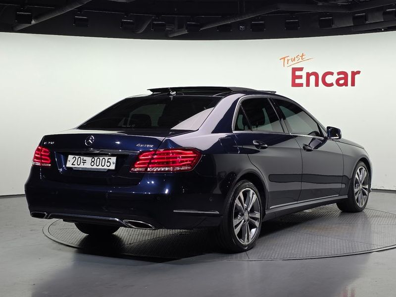 2016 Mercedes-Benz E-Class E300 4MATIC Avantgarde photo 2