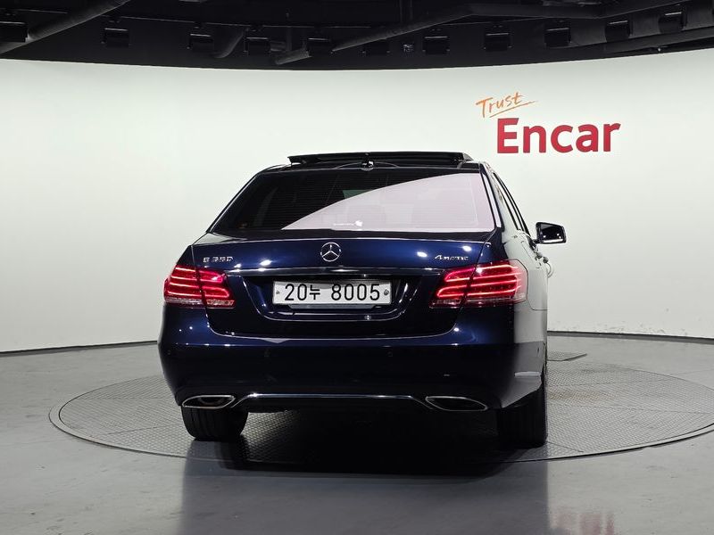 2016 Mercedes-Benz E-Class E300 4MATIC Avantgarde photo 4