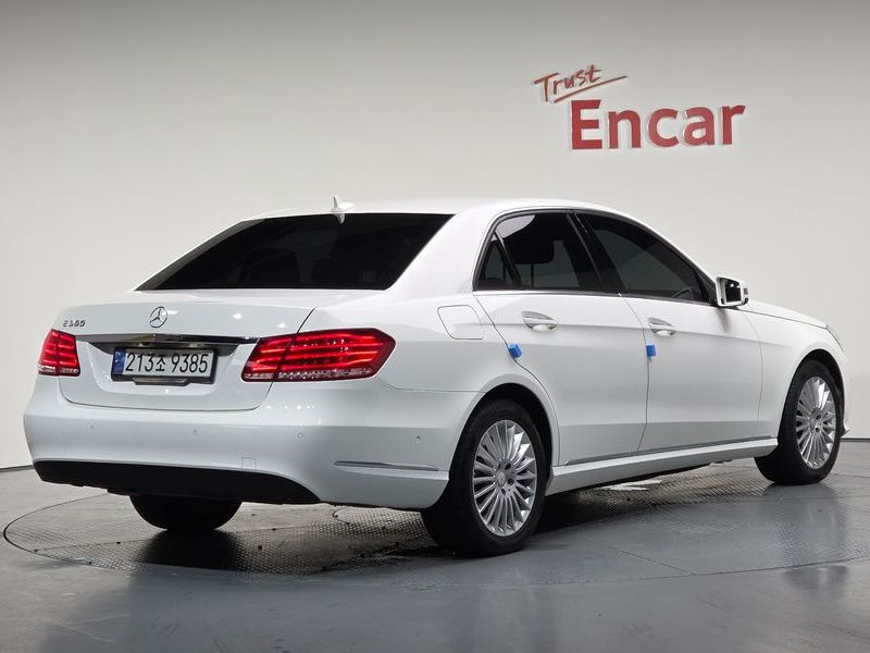 2014 Mercedes-Benz E-Class E300 Elegance photo 2