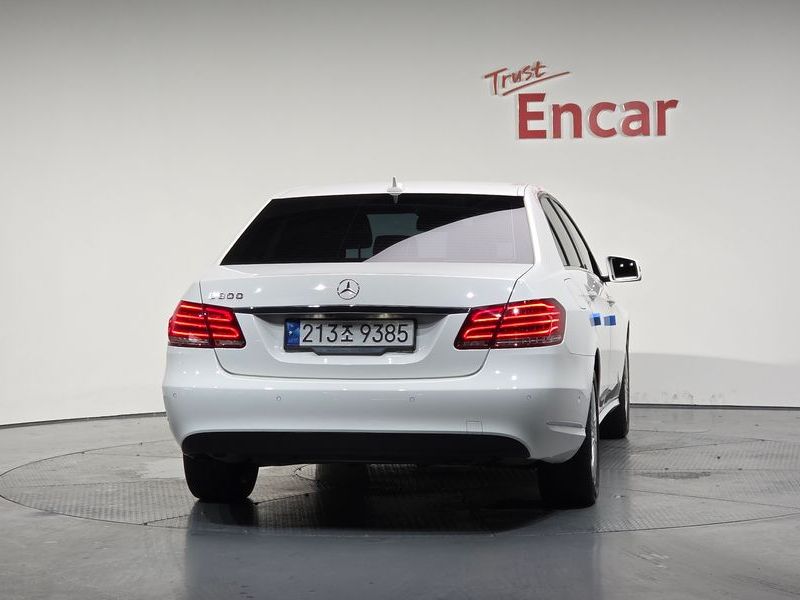 2014 Mercedes-Benz E-Class E300 Elegance photo 4