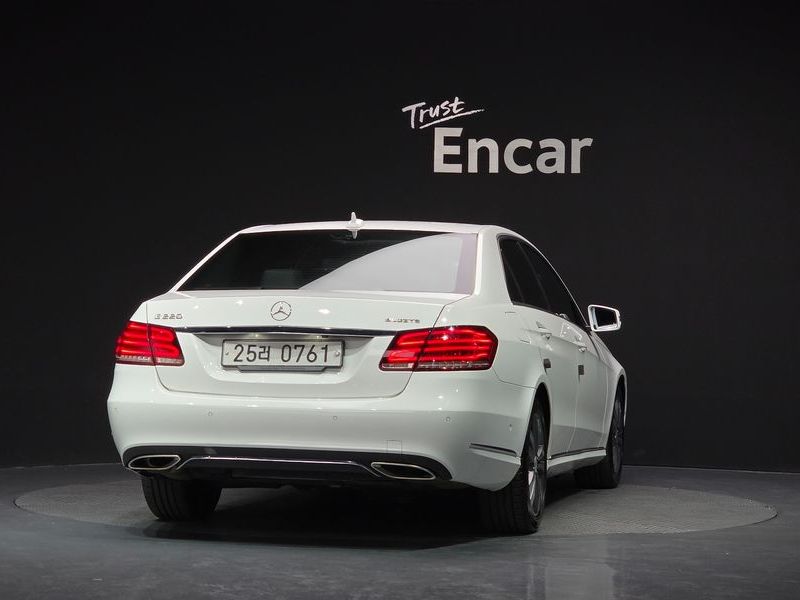 2016 Mercedes-Benz E-Class E220 Bluetec Avantgarde photo 4