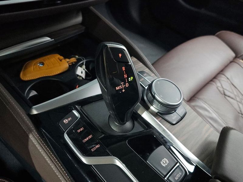 2020 BMW 5 Series 520d Luxury Plus photo 9