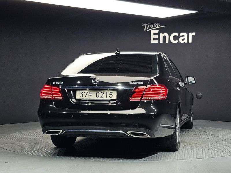 2016 Mercedes-Benz E-Class E220 Bluetec Avantgarde photo 4