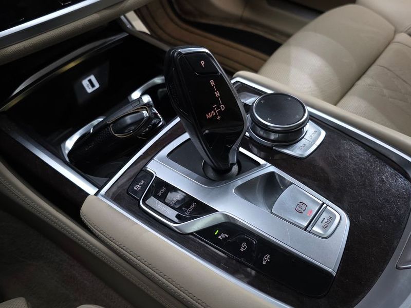 2016 BMW 7 Series 730d xDrive photo 9
