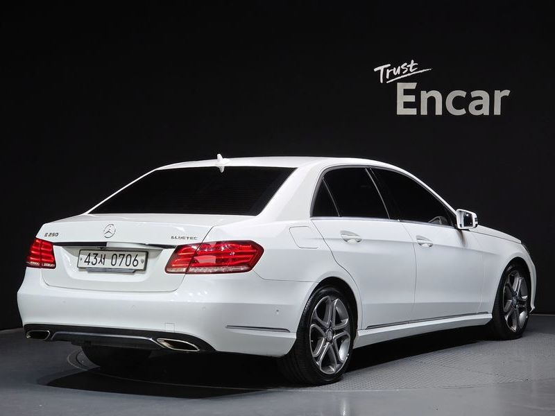 2016 Mercedes-Benz E-Class E250 BlueTec 4MATIC AV photo 2