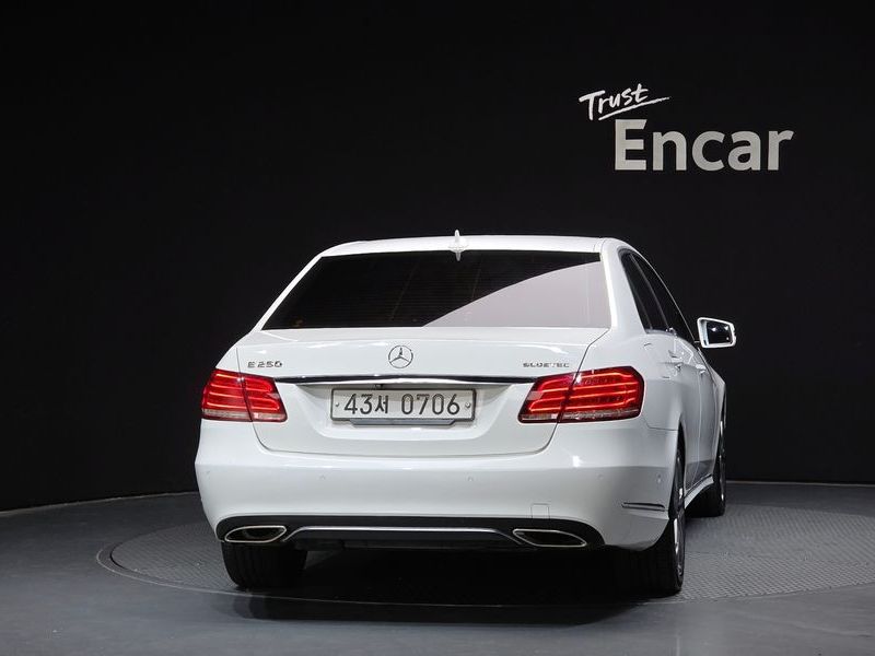 2016 Mercedes-Benz E-Class E250 BlueTec 4MATIC AV photo 4