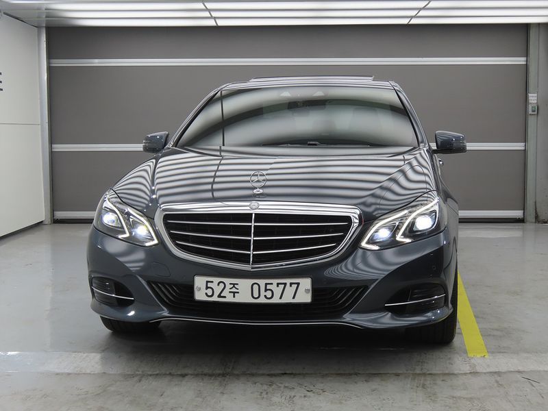 2016 Mercedes-Benz E-Class E300 Elegance photo 2