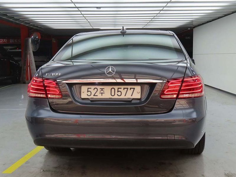 2016 Mercedes-Benz E-Class E300 Elegance photo 3