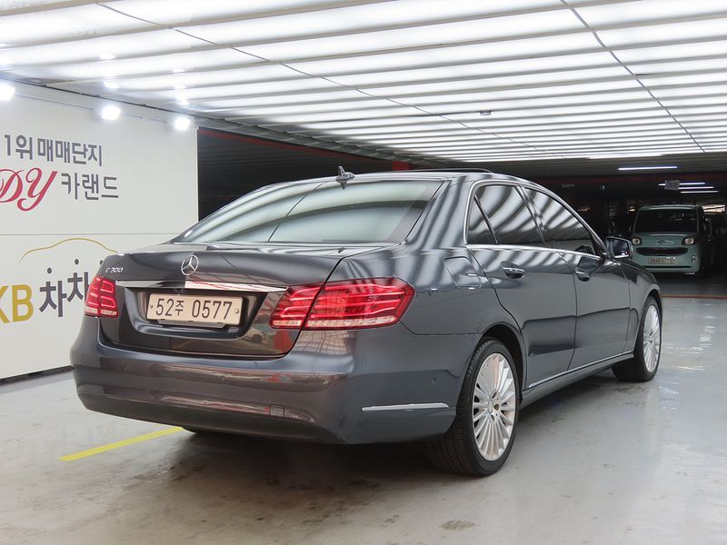 2016 Mercedes-Benz E-Class E300 Elegance photo 4