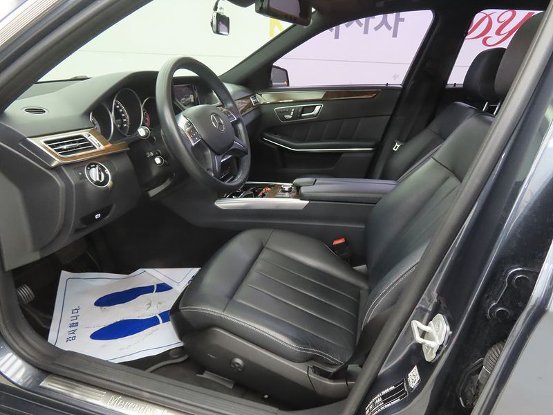 2016 Mercedes-Benz E-Class E300 Elegance photo 5