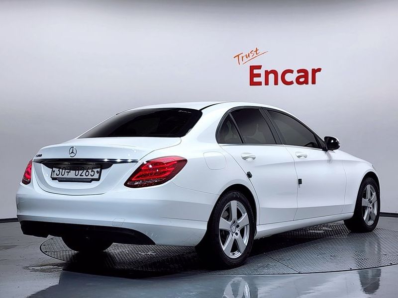 2016 Mercedes-Benz C-Class C200 photo 2