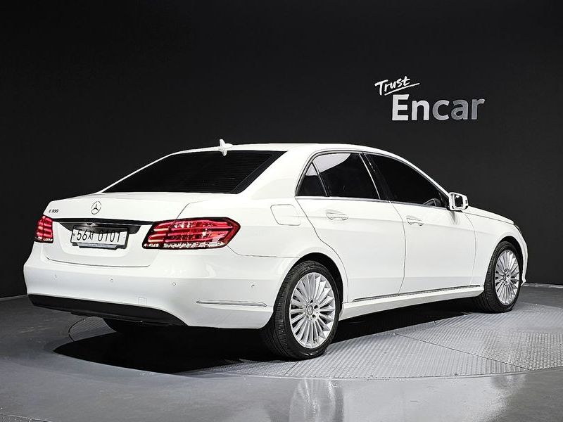 2016 Mercedes-Benz E-Class E300 Elegance photo 2