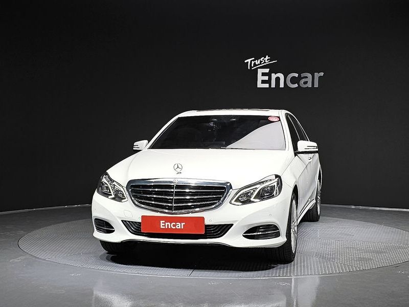 2016 Mercedes-Benz E-Class E300 Elegance photo 3